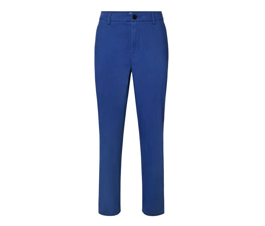 Chino bleu cobalt sur fond blanc.