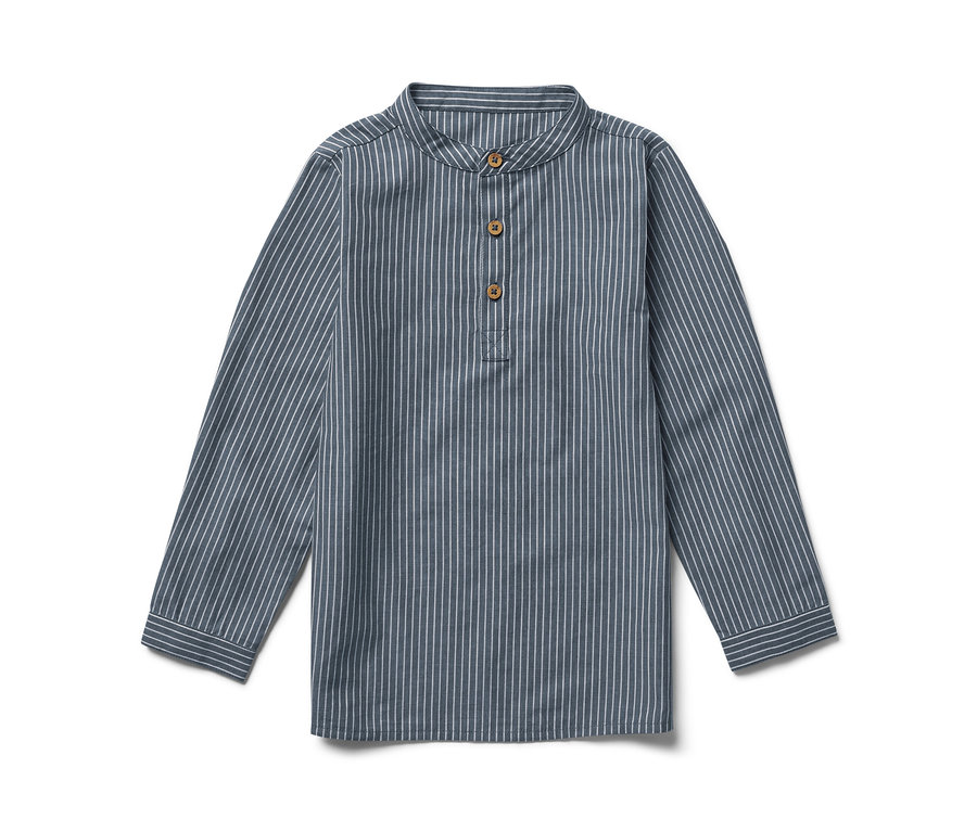 Une chemise pour enfant bleue avec des rayures blanches et des manches longues.