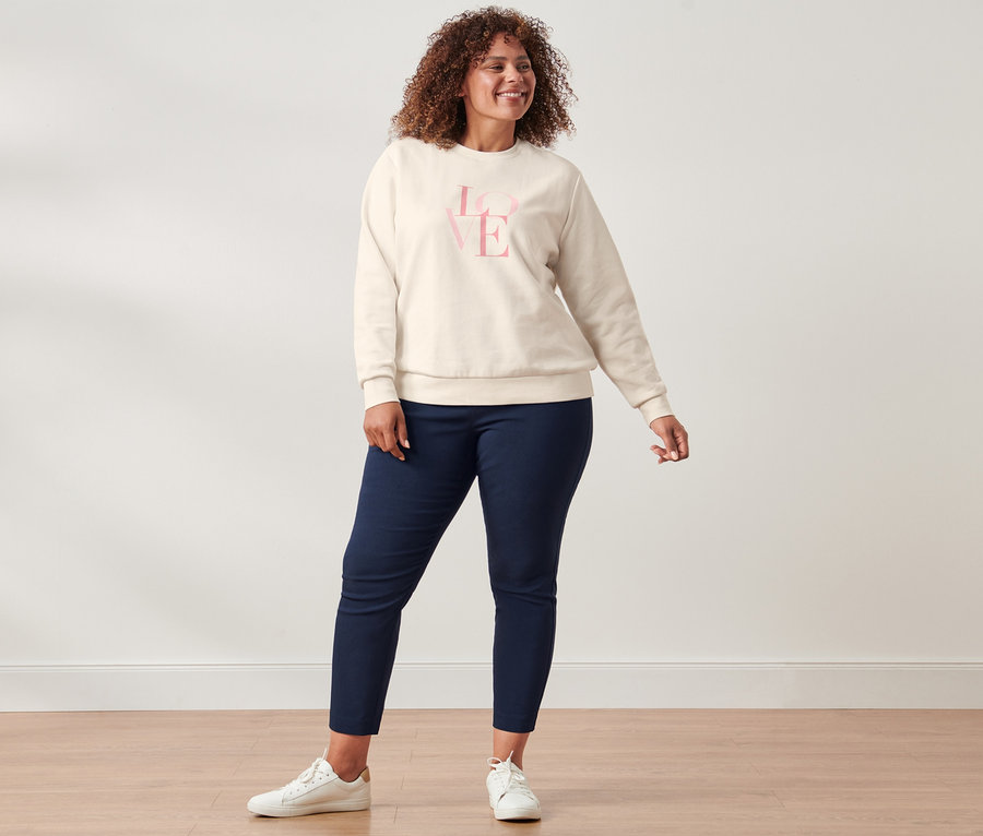 Femme portant un sweat-shirt et un pantalon stretch bleu foncé.