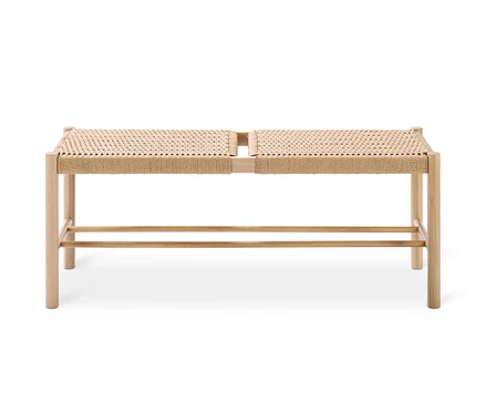 Banc avec matière tressée.