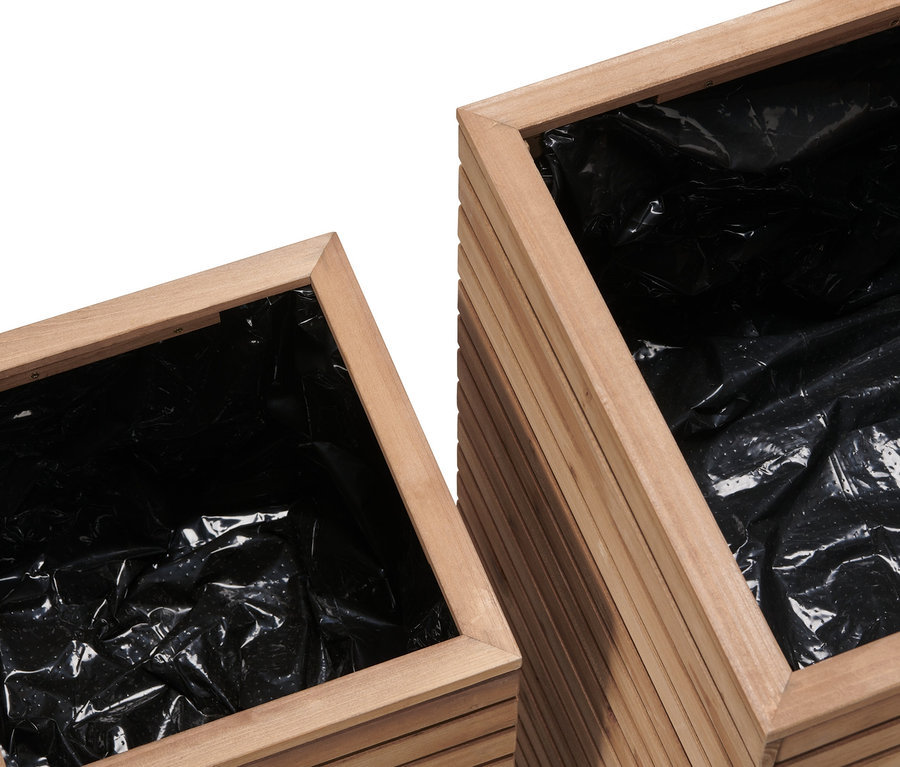 Deux colonnes à plantes « Tinus » vides avec un revêtement intérieur noir.