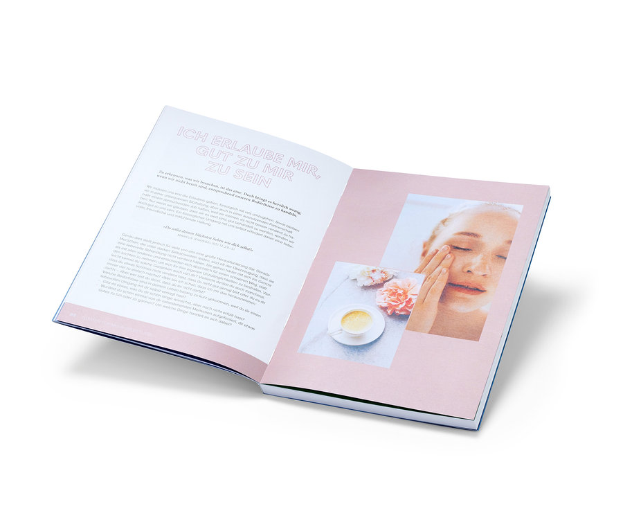 Livre ouvert avec photo d'une femme, de fleurs et d'une tasse de café. Livre « Optimize Yourself ».