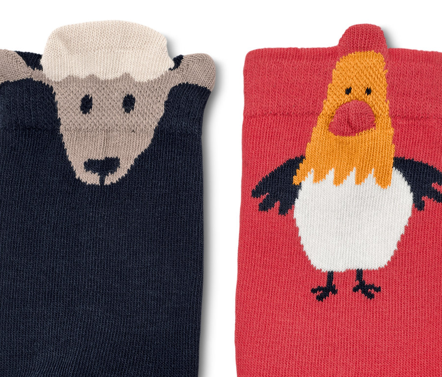 Deux paires de chaussettes pour tout-petits, 3D. Une paire est bleu foncé avec un mouton, l'autre rouge avec un coq.