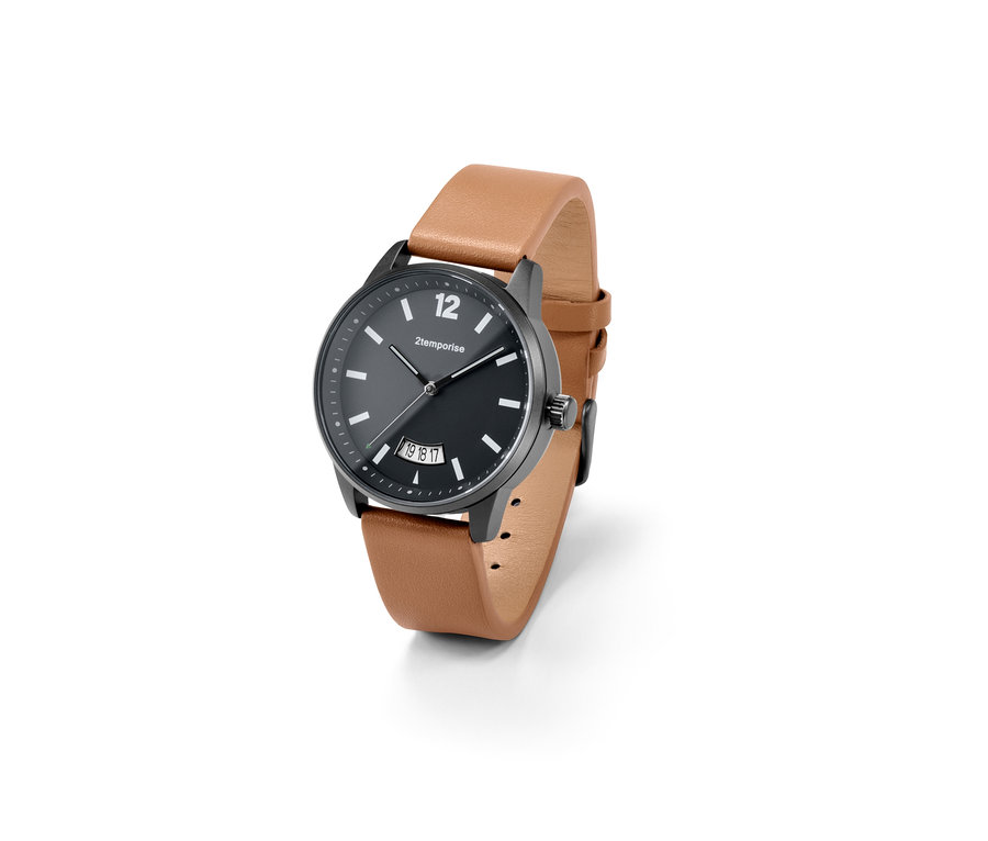 Gros plan d'une montre style pilote avec affichage de la date et bracelet en cuir marron.