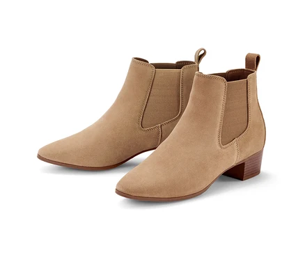 Deux bottines en daim posées sur un fond blanc.