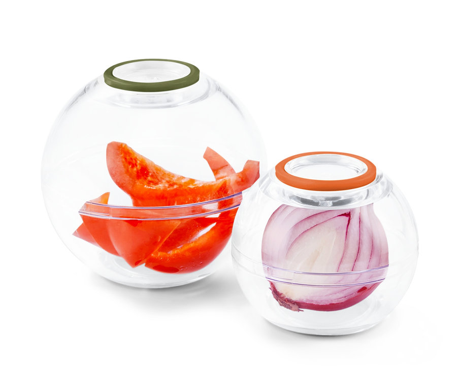Deux boîtes fraîcheur rondes et transparentes avec couvercles colorés, l'une avec des poivrons coupés, l'autre avec un oignon.