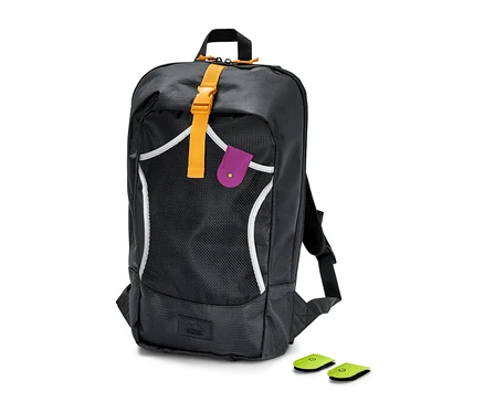 Sac à dos noir avec une sangle jaune et deux lumières aimantées à LED.