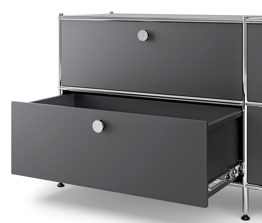 Détail d'une commode en métal gris « CN3 » avec 3 tiroirs, dont un est ouvert.