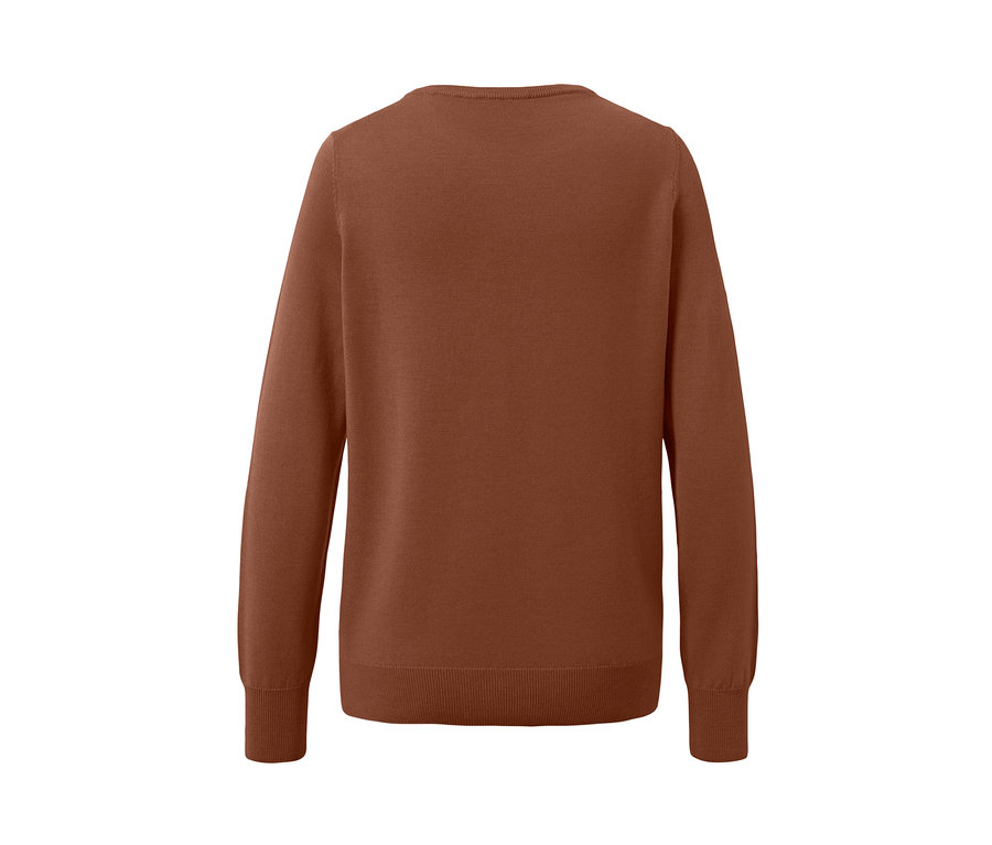 Gros plan d'un pull en maille fine mérinos couleur cognac.