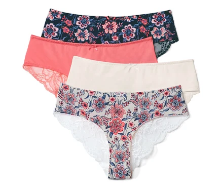 Quatre slips brésiliens de différentes couleurs et motifs sont superposés.