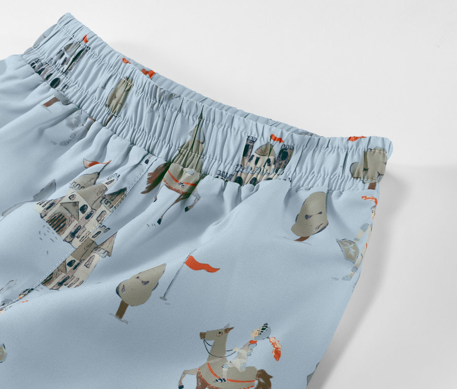 Détail d'un boardshort pour enfant avec motif de chevalier.