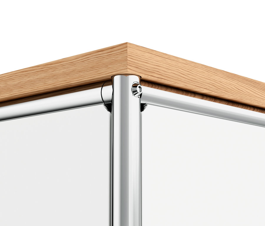 Détail d'un angle du meuble en métal blanc « CN3 » avec plateau en bois, 1 abattant et 4 tiroirs.