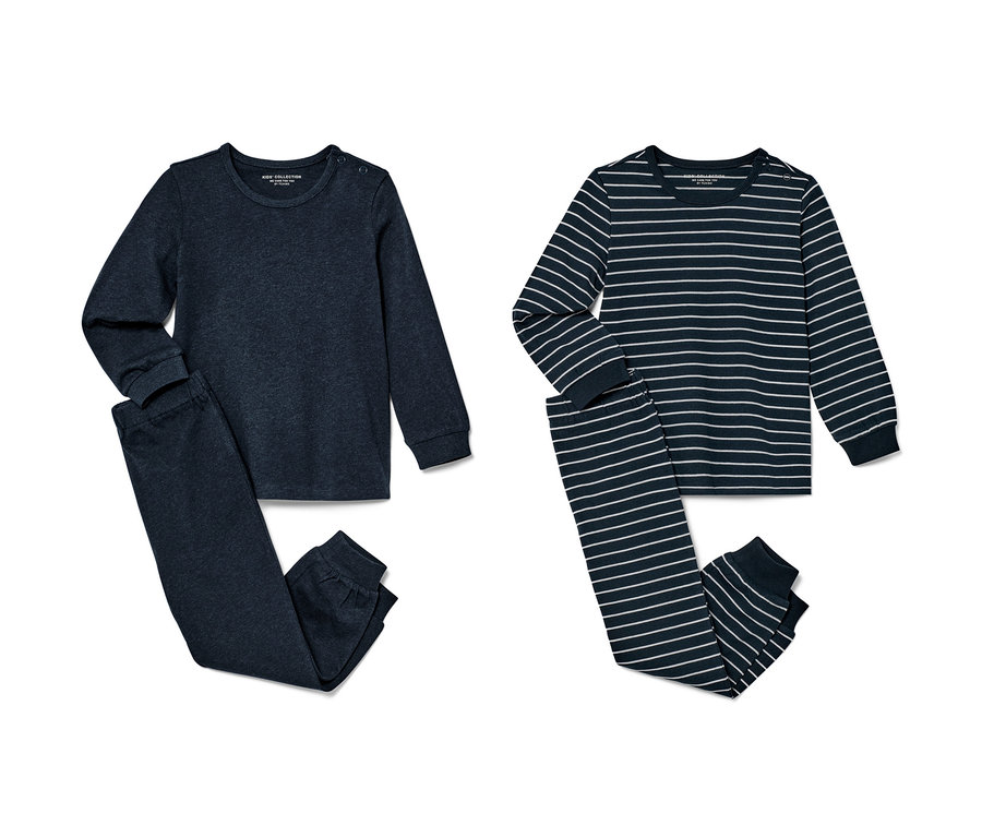 Deux pyjamas bleus pour enfants. Un pyjama est de couleur unie, l'autre est rayé.