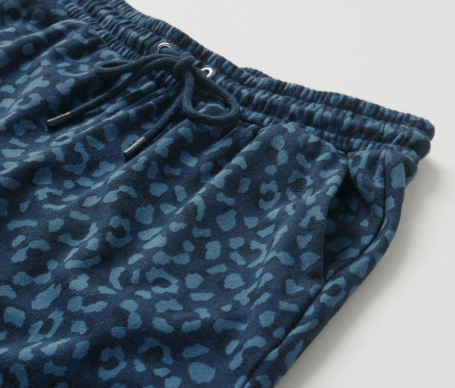 Gros plan sur un pantalon de survêtement bleu imprimé.