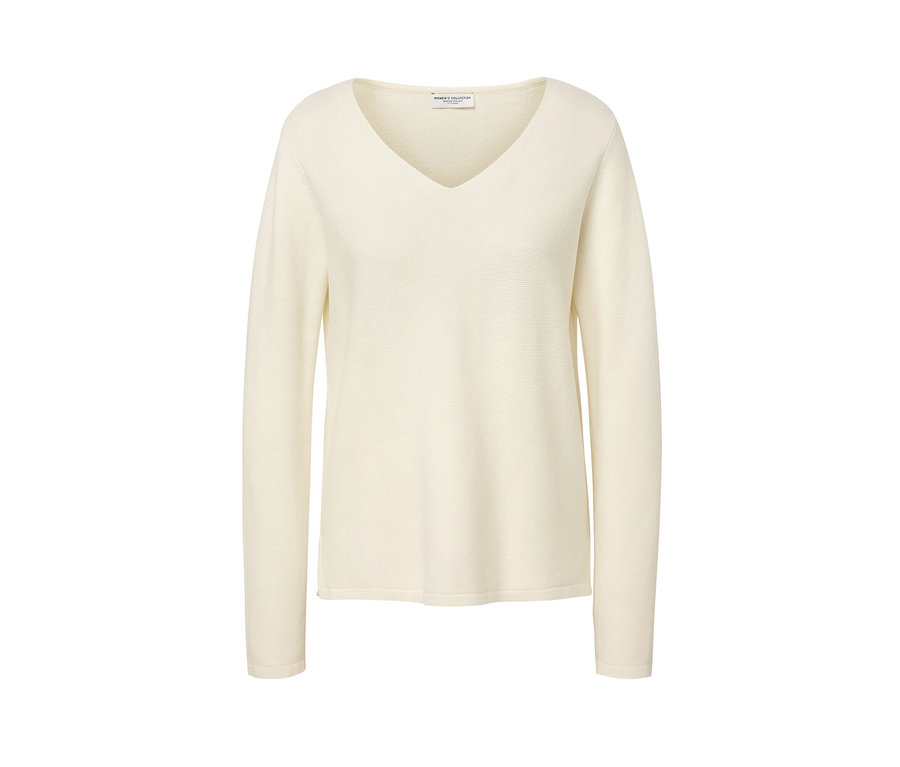 Un pull en maille blanc crème avec un col en V.