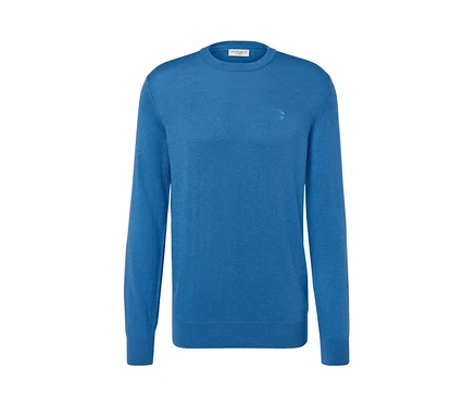 Pull bleu à encolure ronde.
