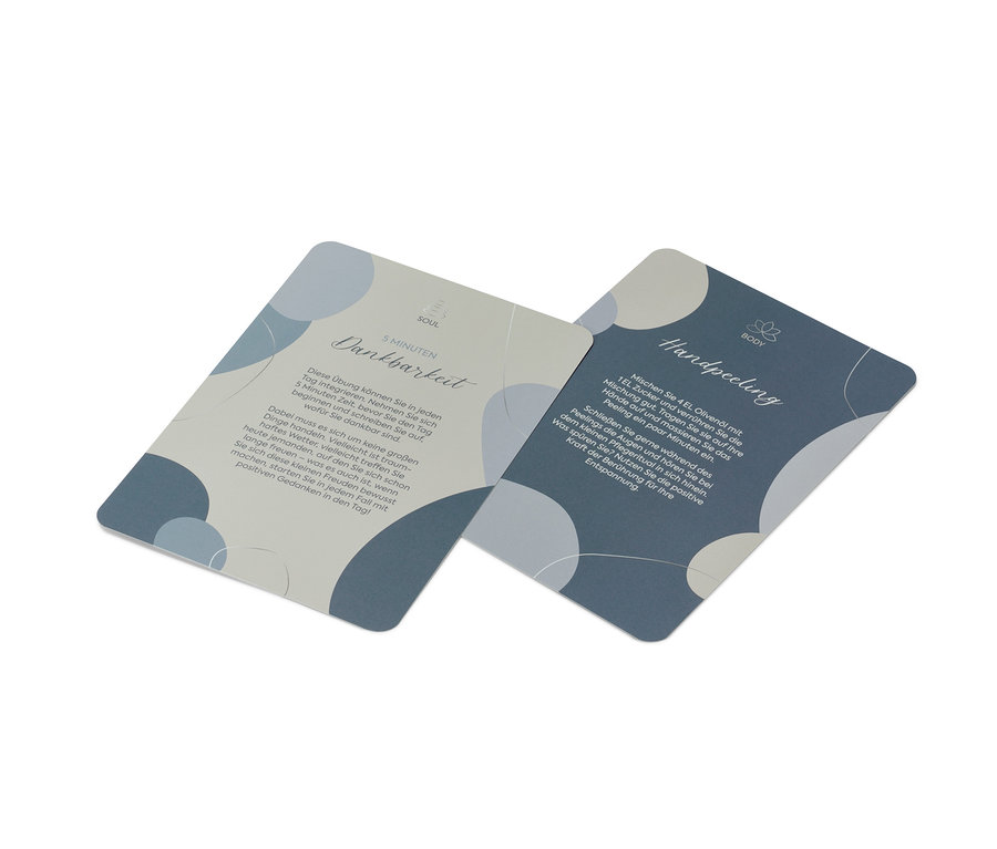 Deux cartes de la Boîte à cartes : « Mindful Happiness ». Une carte est intitulée Gratitude et l'autre Gommage des mains.