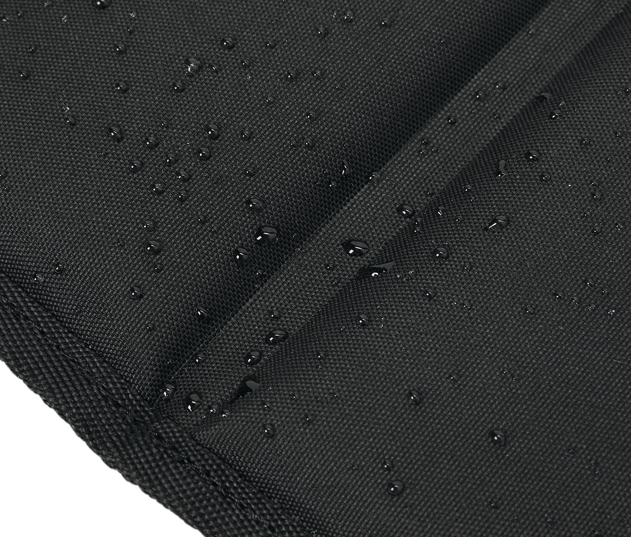 Gros plan sur un tissu noir avec des gouttes d'eau.