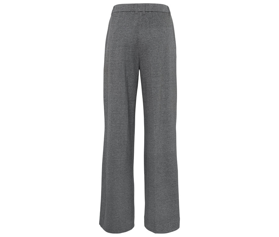 Pantalon gris large avec ceinture.