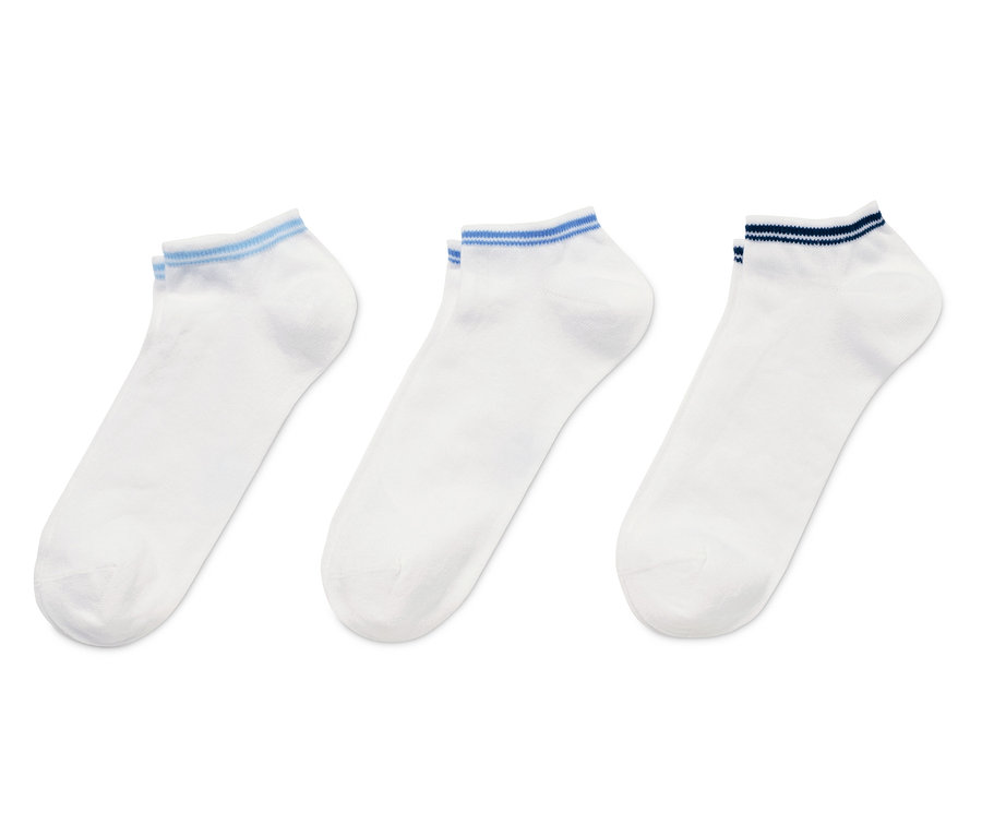 Trois paires de socquettes de sport blanches avec des rayures bleues.