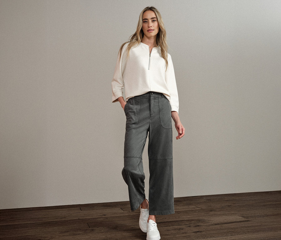 Femme portant un t-shirt en mélange avec modal Street One et un pantalon de velours Straight Leg Street One.