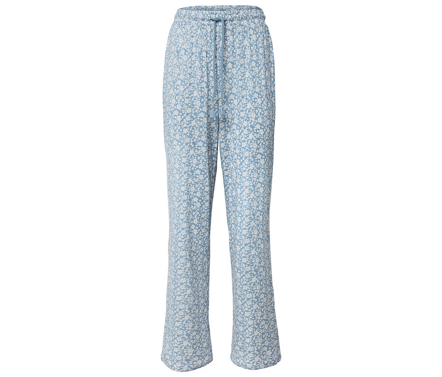 Pantalon bleu à motif floral.