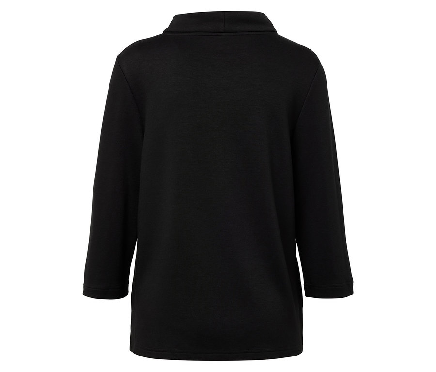 Blouse noire à manches longues et col roulé.