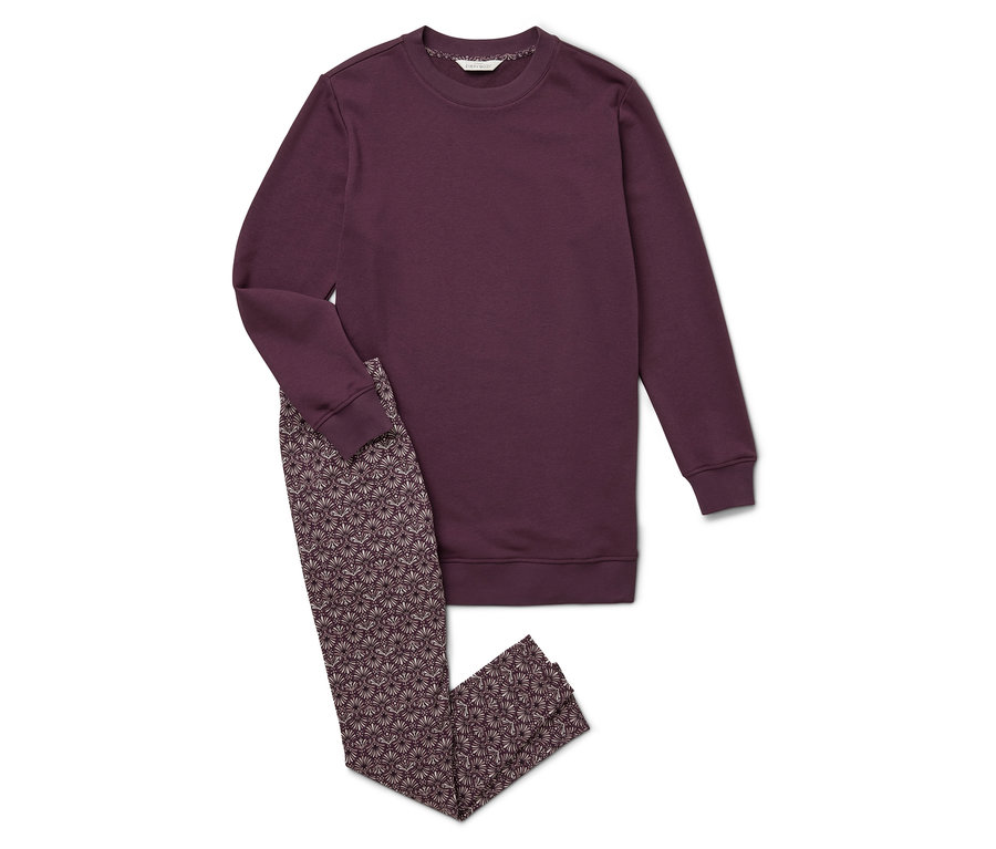 Un sweat-shirt bordeaux et un pantalon à motifs sur fond blanc.