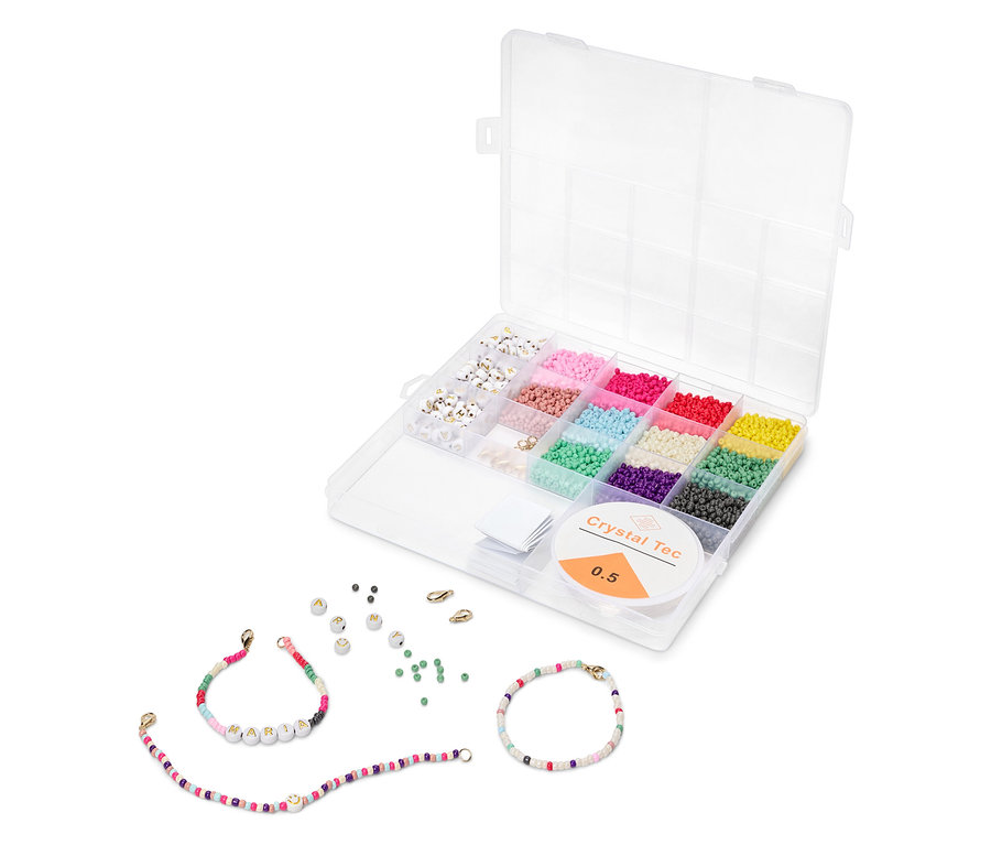 Kit de perles DIY ouvert avec des perles colorées et trois bracelets.