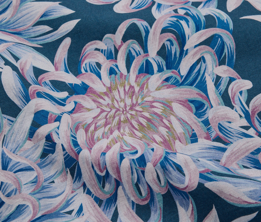 Gros plan sur une parure de lit en renforcé de taille standard avec un motif floral.
