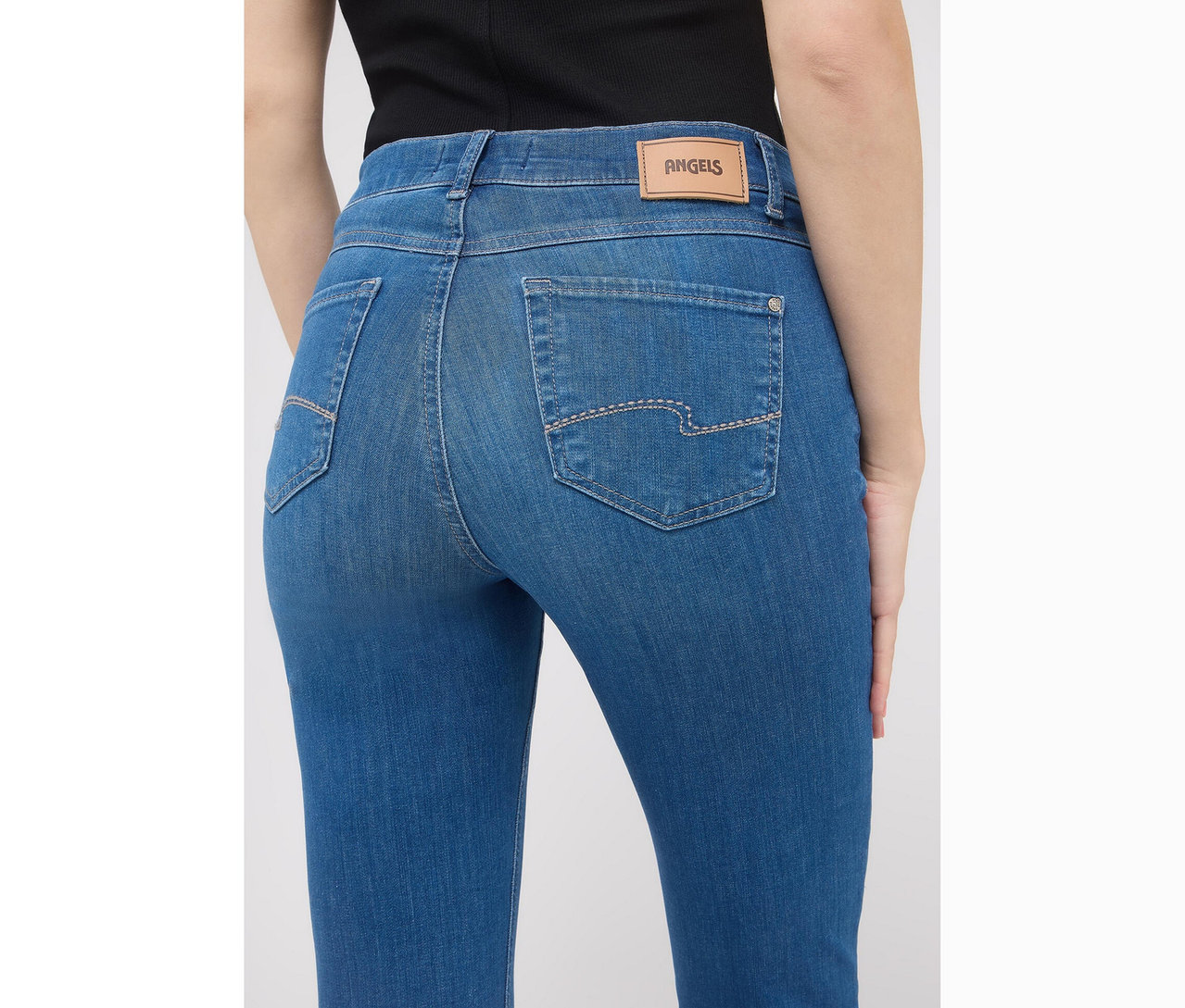 Vue arrière d'une femme portant un jean Angels « Cici » coupe étroite, bleu moyen.