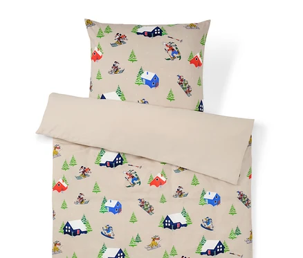 Ensemble de literie avec motif de paysage d'hiver avec des maisons, des arbres et des skieurs.