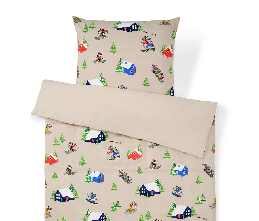 Ensemble de literie avec motif de paysage d'hiver avec des maisons, des arbres et des skieurs.