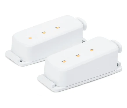 Deux modules électroniques blancs avec des LED sur fond blanc.