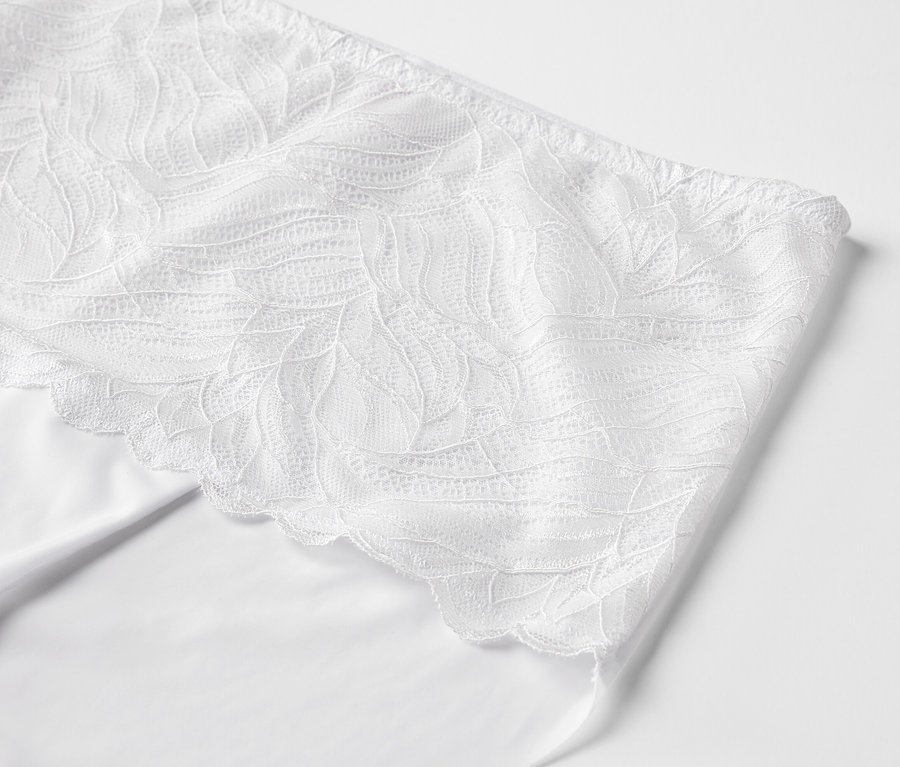Détail d'une culotte taille haute « light-shaping », blanche.