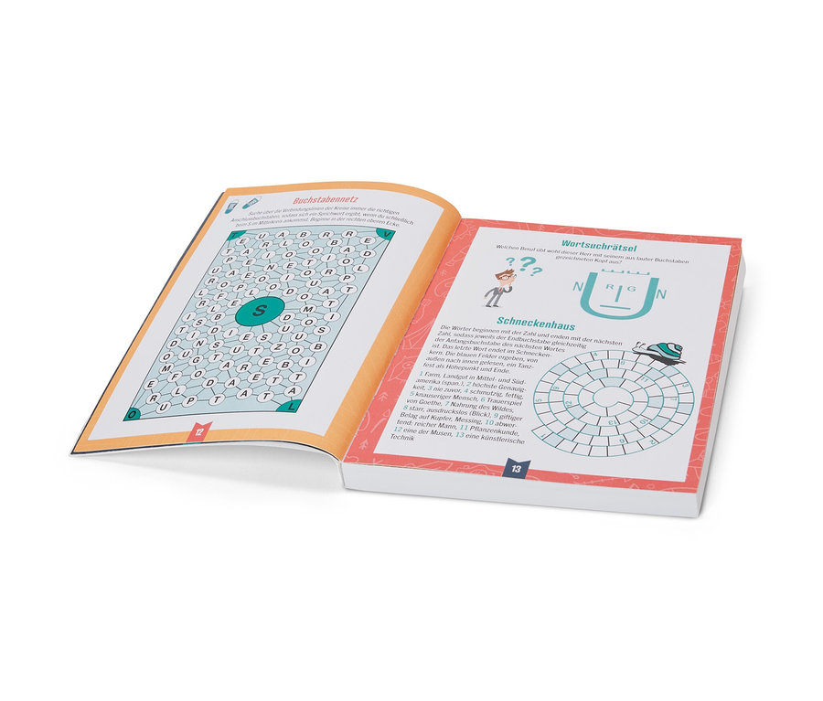Livre ouvert « Sonnige Reise Rätsel » (en allemand) avec des énigmes et des illustrations.
