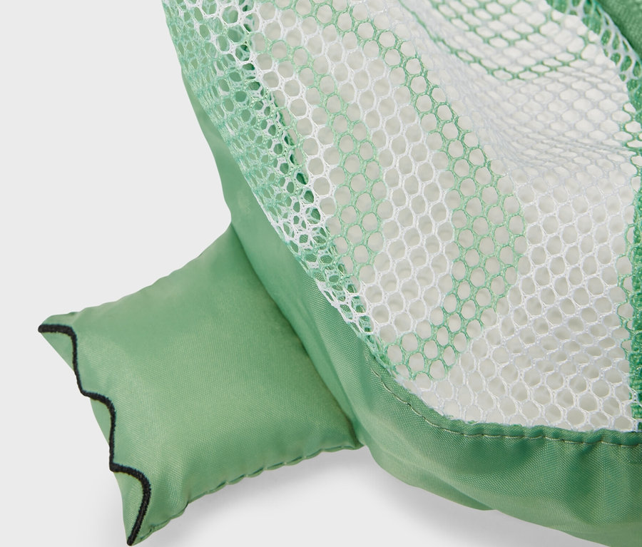 Détail d'un sac en filet vert pour jouets de plage.