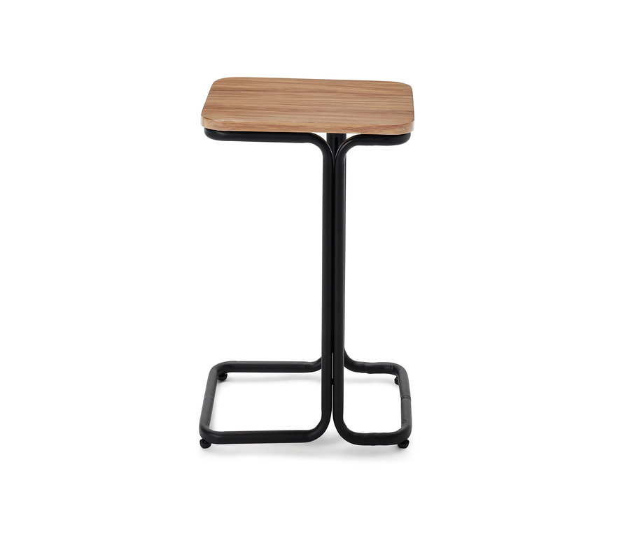 Gros plan sur une table C en aluminium avec un plateau en bois et un cadre noir.
