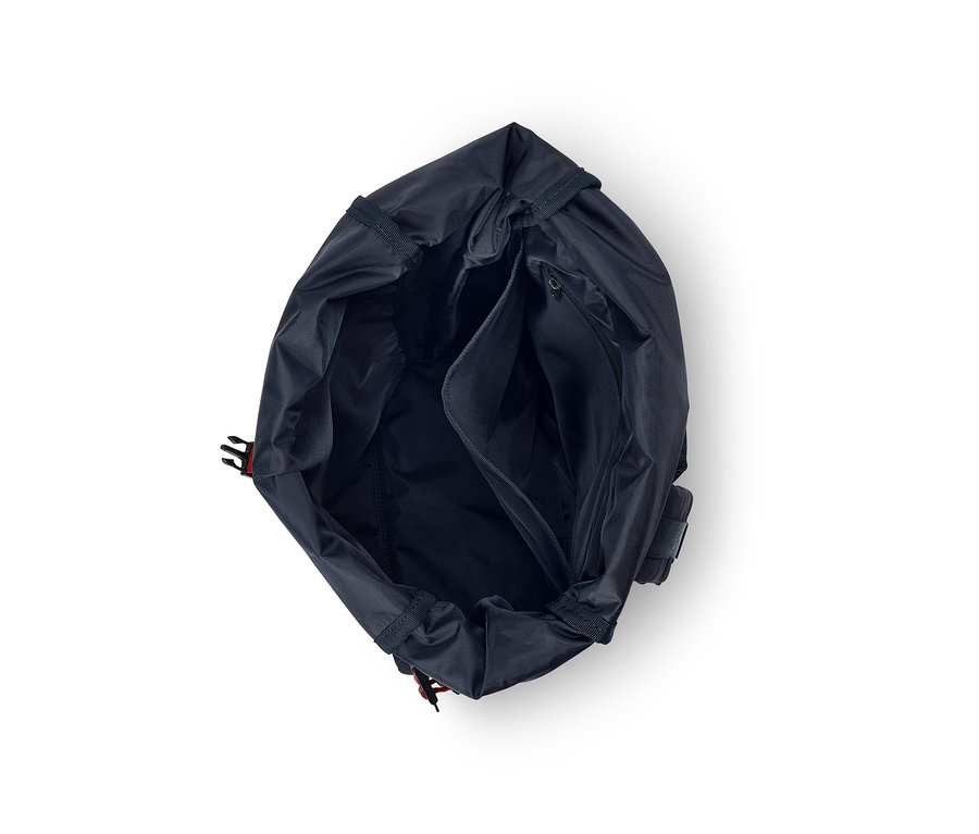 Sac à dos d’extérieur bleu marine ouvert.