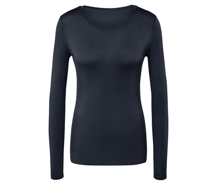T-shirt à manches longues bleu foncé.