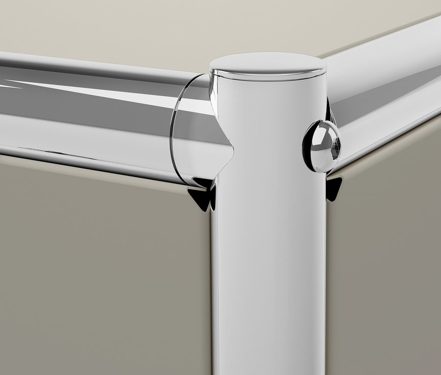 Détail d'un coin chromé d'un meuble.