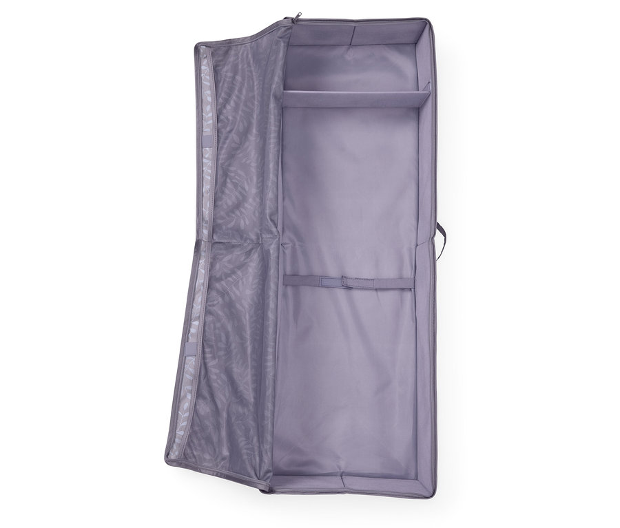 Housse à vêtements grise ouverte avec des sangles intérieures et un panneau latéral en maille.