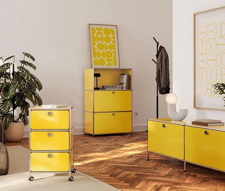 Salon avec canapé et rollcontainer métallique jaune »CN3« mit 3 tiroirs.