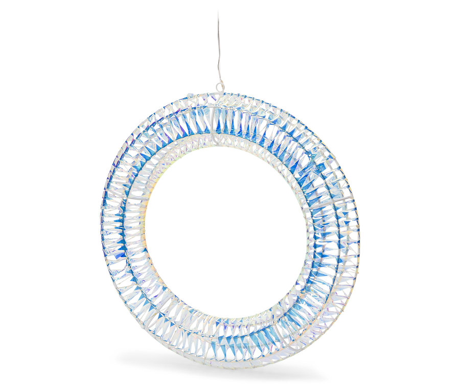 Une décoration suspendue en forme de cercle faite de cristaux transparents et bleus.