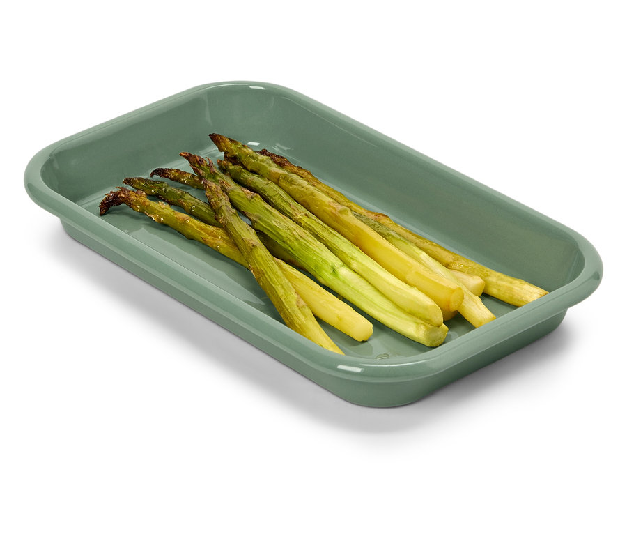 Asperges dans un plat vert.