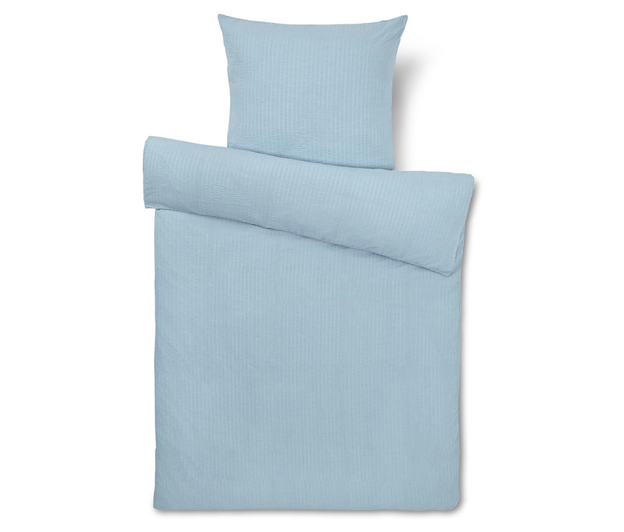 Linge de lit bleu clair avec taie d'oreiller et housse de couette.