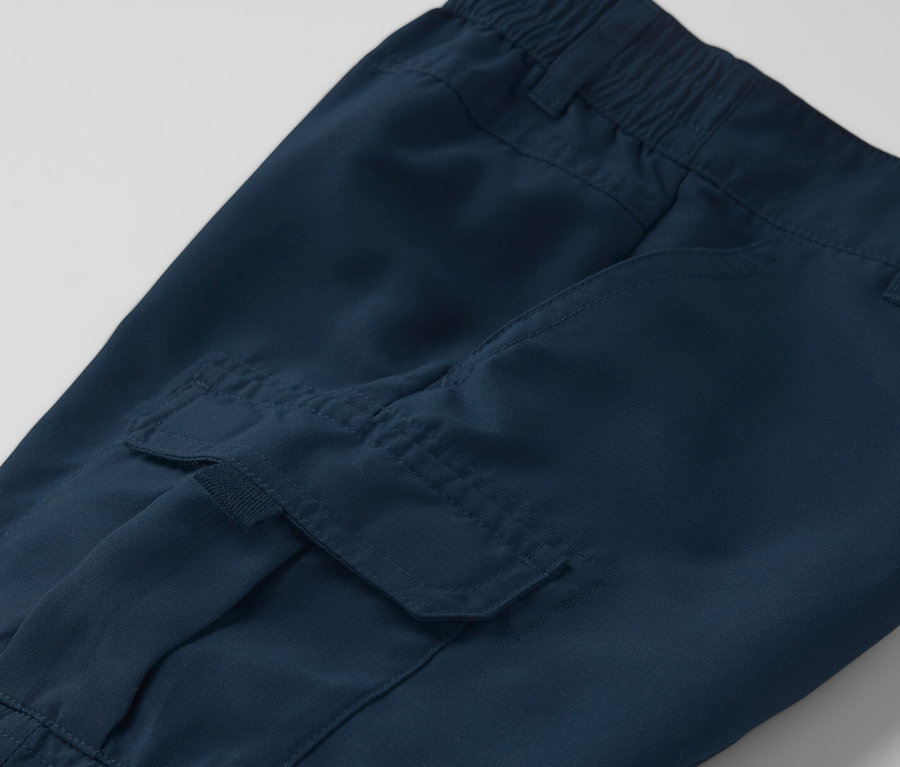 Gros plan sur un short fonctionnel pour enfants.
