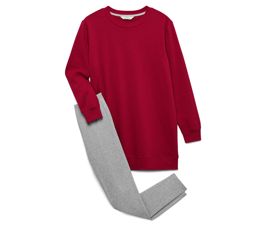 Un sweat-shirt rouge et un legging gris sont posés sur un fond blanc.