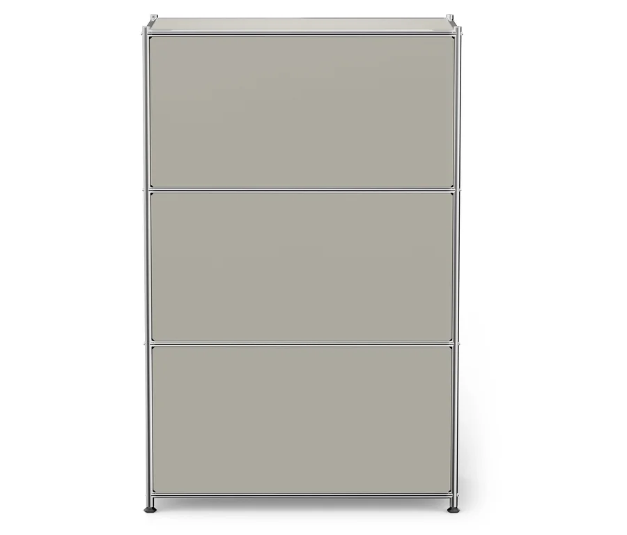 Armoire beige à trois étagères avec cadre chromé.