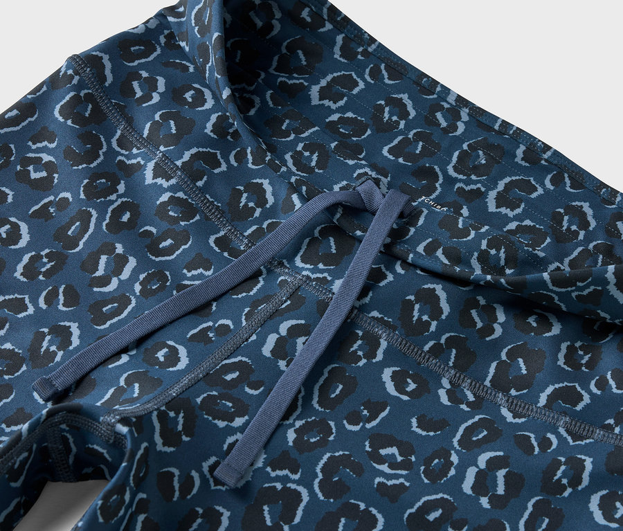 Détail de leggings bleus à motif animalier avec cordon de serrage à la taille.